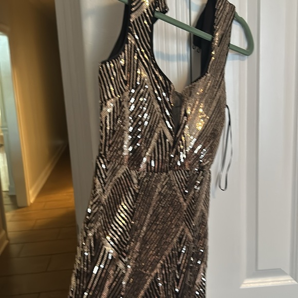Beautiful evening gown . Size small. Only worn once ! Great Condition - Picture 2 of 5